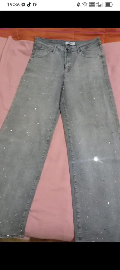 Jeans gris con aplicaciones brillantes - miniatura 3