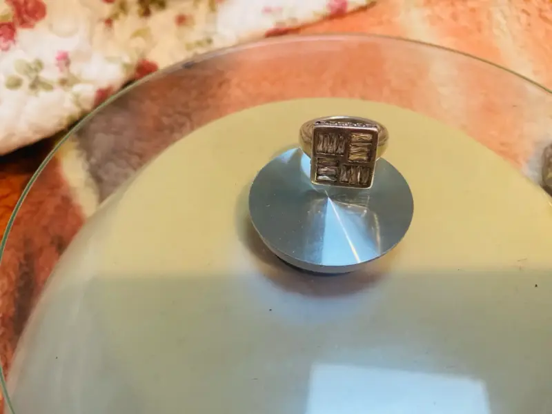 Anillo de  palta con diseño cuadrado - 3