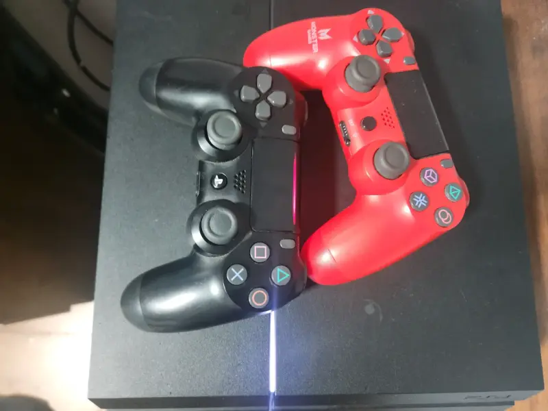 Consola PS4 con dos controles