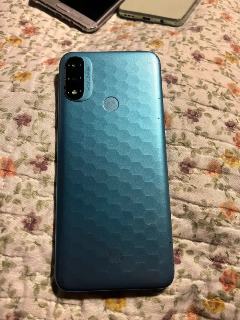 Celular azul con doble cámara - 1
