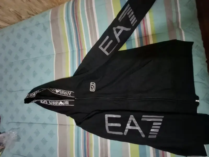 Polerón negro EA7 con capucha