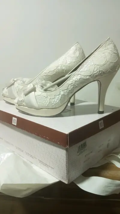 Zapatos de taco alto de encaje blanco - miniatura 1