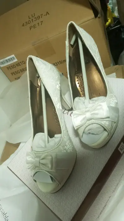 Zapatos de taco alto de encaje blanco - miniatura 2