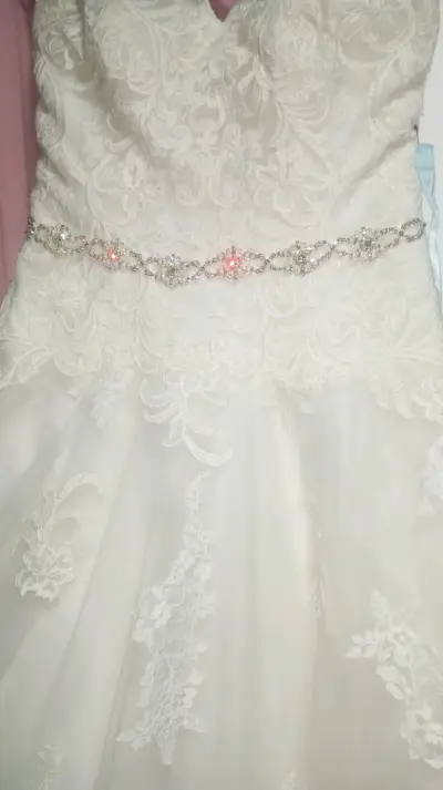 Vestido de novia con encaje - miniatura 1