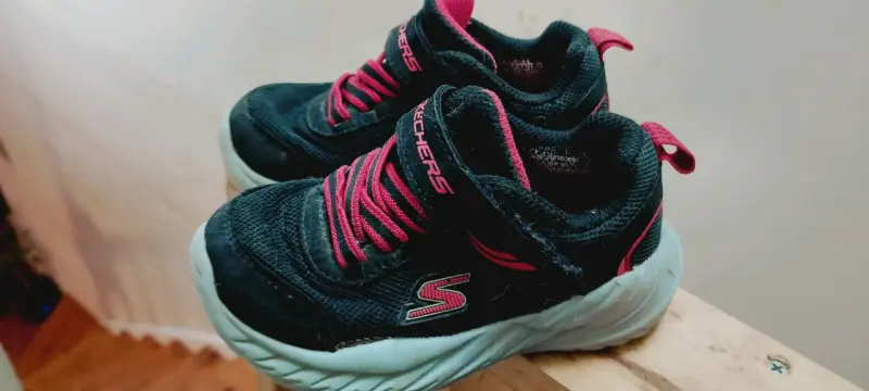 Zapatillas negras sckechers para niños - 1
