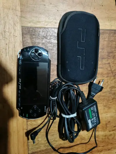 Consola portátil PSP con cargador - miniatura 1