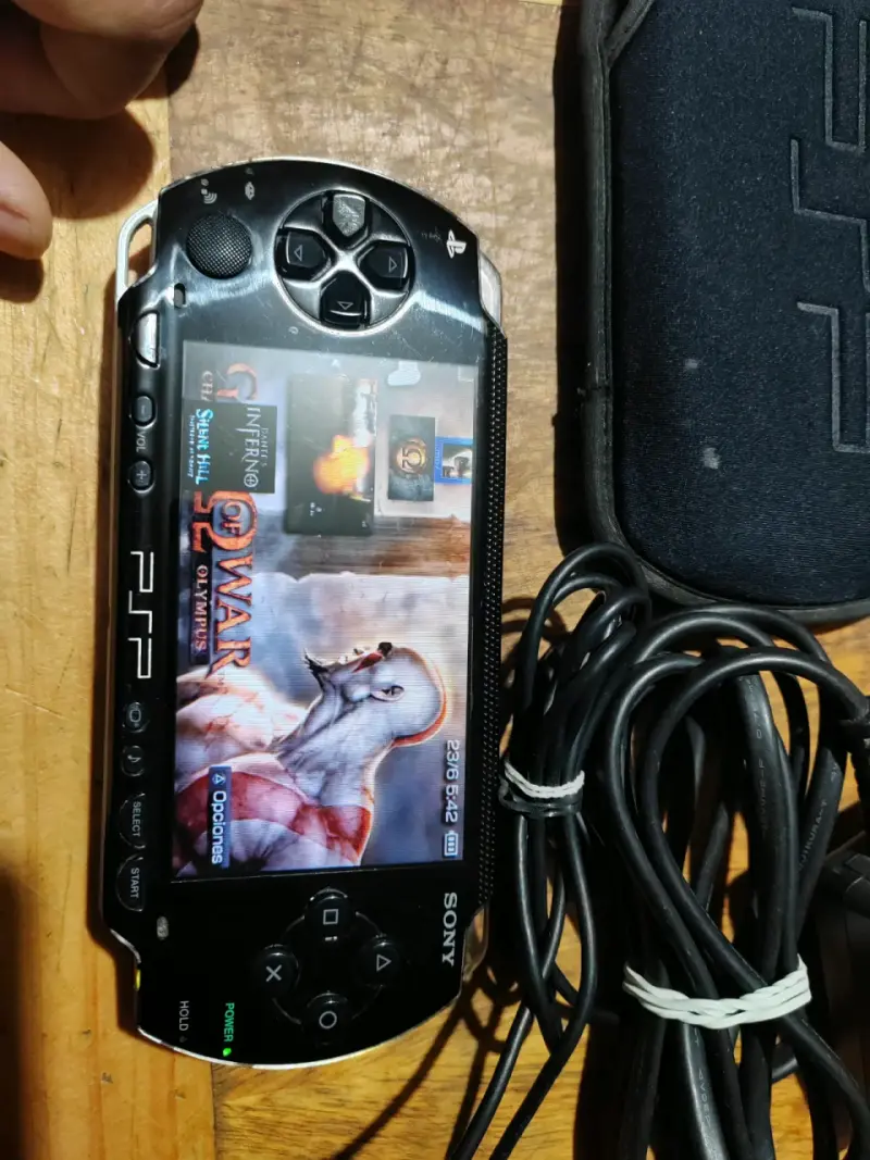 Consola portátil PSP con cargador - 2