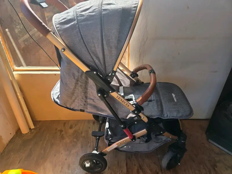 Coche de bebé plegable gris - 5