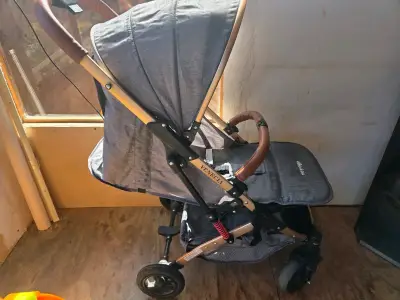 Coche de bebé plegable gris - miniatura 5