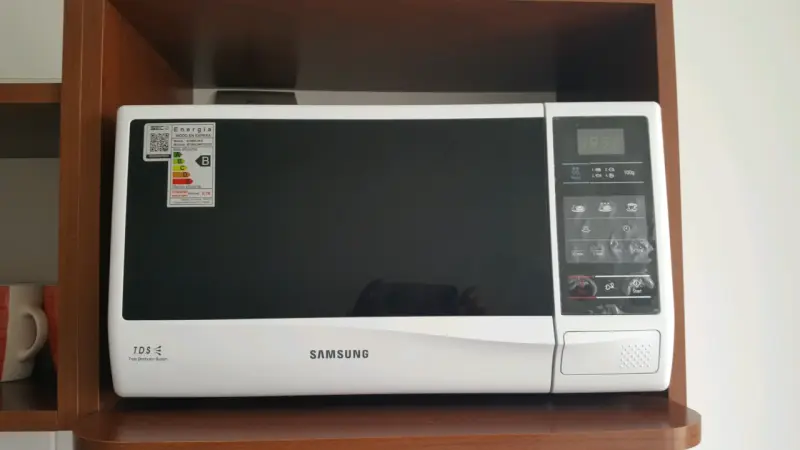 Microondas Samsung blanco con grill