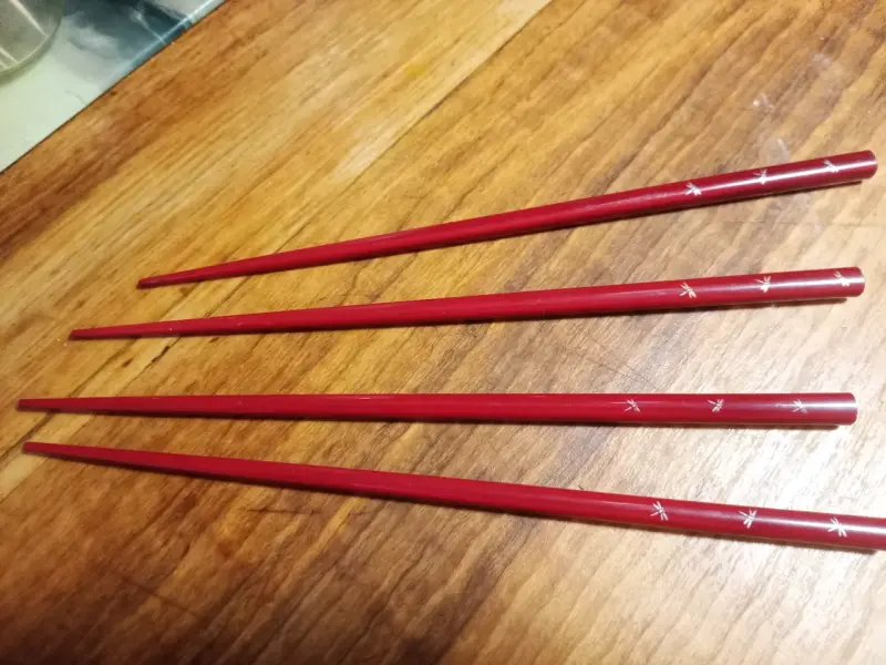 Palillos de madera para sushi de color rojo - 1