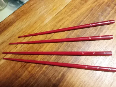 Palillos de madera para sushi de color rojo - miniatura 1