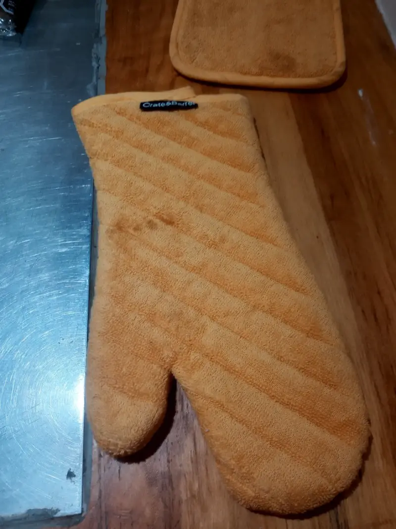 Guante de horno amarillo