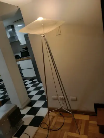 Lámpara de pie moderna - miniatura 1