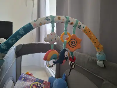 Gimnasio para bebé con juguetes colgantes - miniatura 4