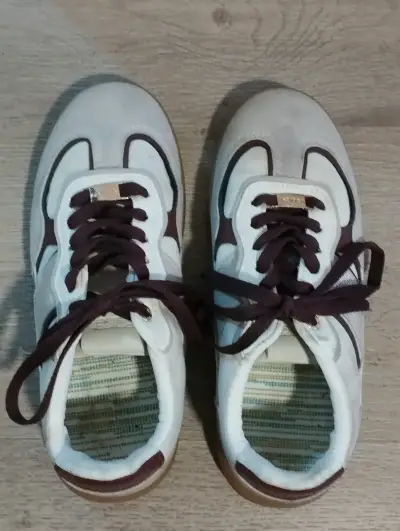 Zapatillas blancas estilo retro - miniatura 1