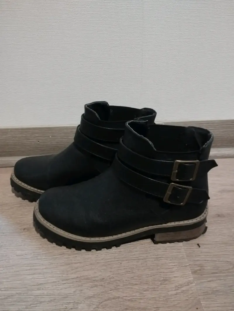 Botines negros con hebillas - 1