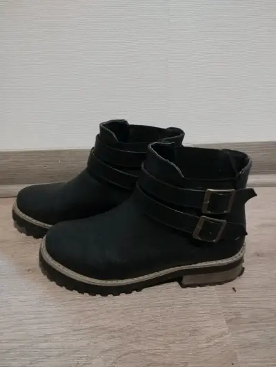 Botines negros con hebillas - miniatura 1