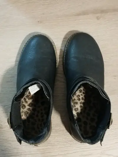 Botines negros con hebillas - miniatura 2