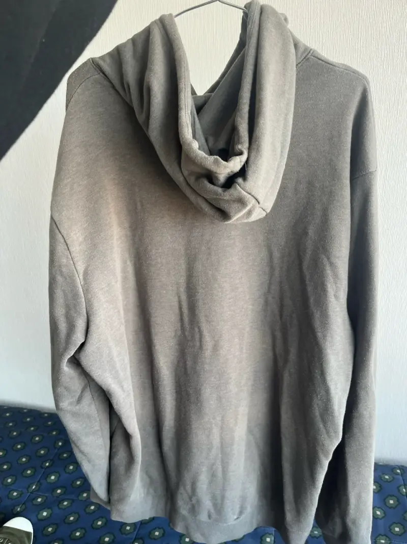 Polerón gris deportivo con capucha - 3