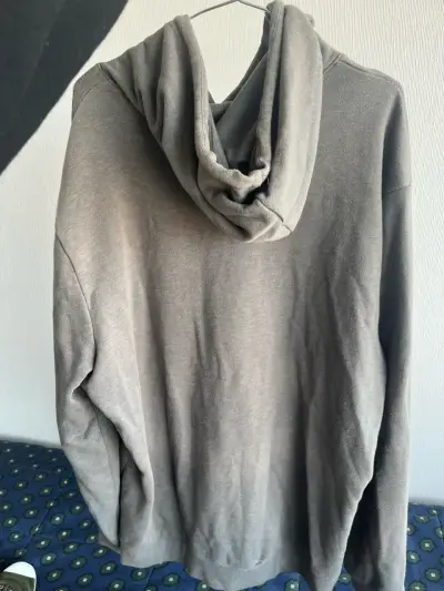 Polerón gris deportivo con capucha - miniatura 3