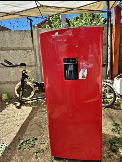 Refrigerador rojo Hisense - miniatura 1