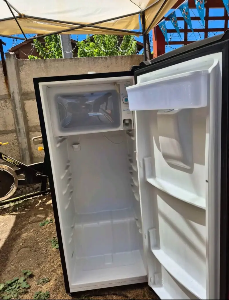 Refrigerador rojo Hisense - 2