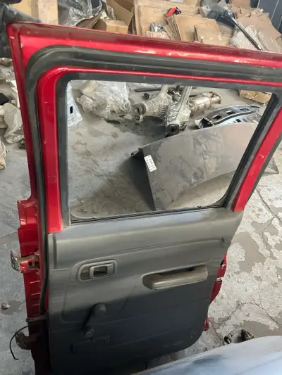 Puerta trasera roja Terrano - miniatura 2
