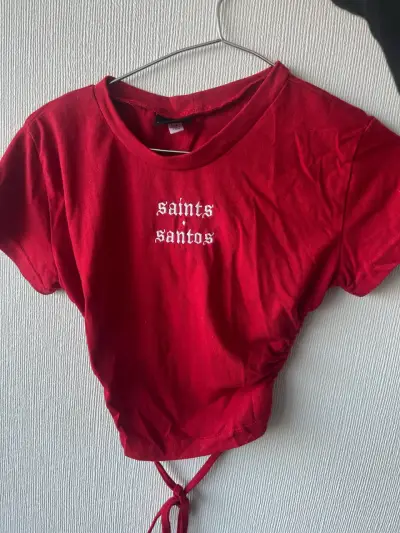 Top rojo con estampado 'saints santos' - miniatura 1