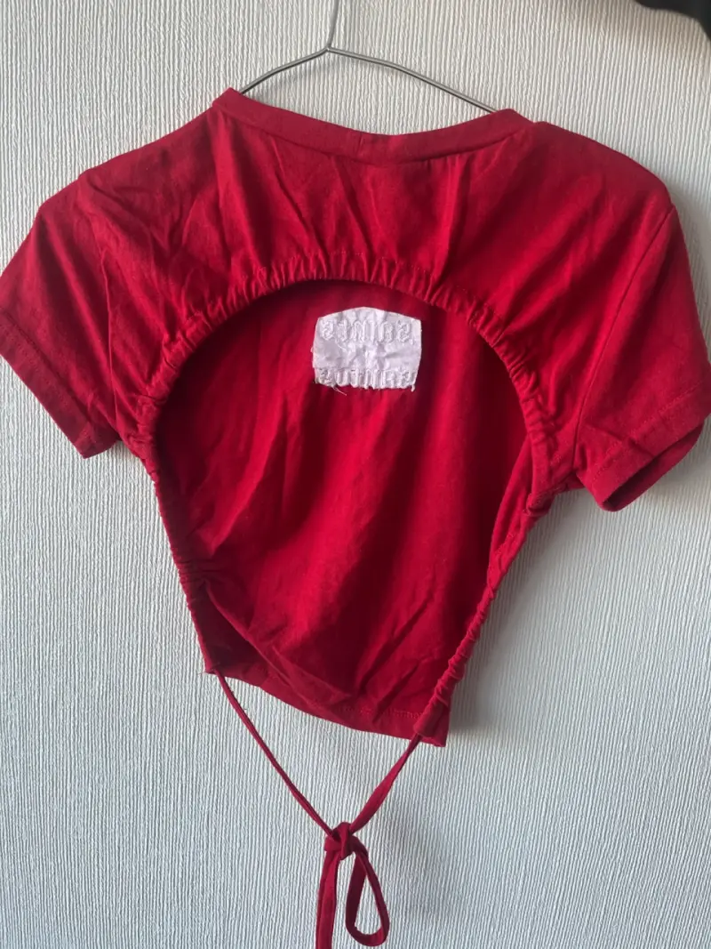 Top rojo con estampado 'saints santos' - 2