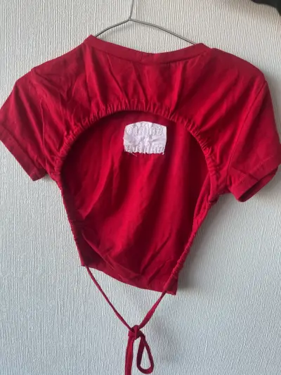Top rojo con estampado 'saints santos' - miniatura 2