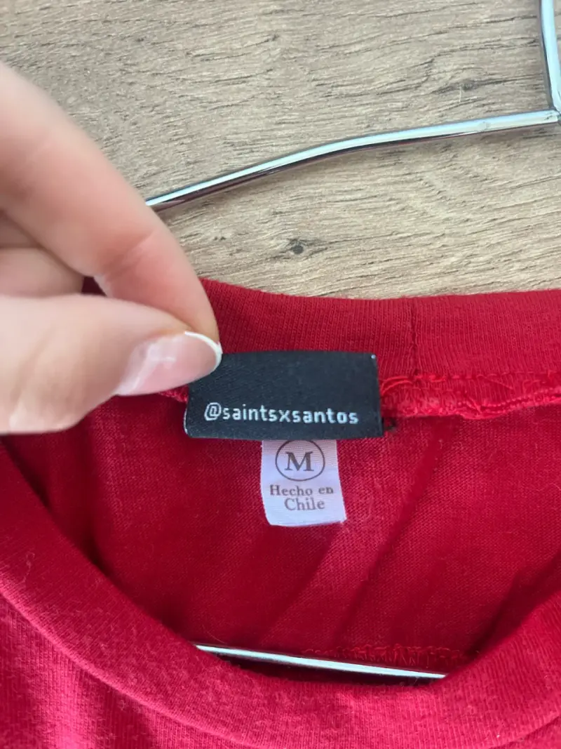 Top rojo con estampado 'saints santos' - 3