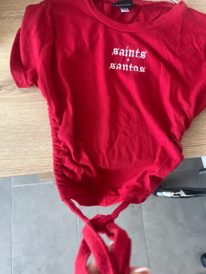 Top rojo con estampado 'saints santos' - 4