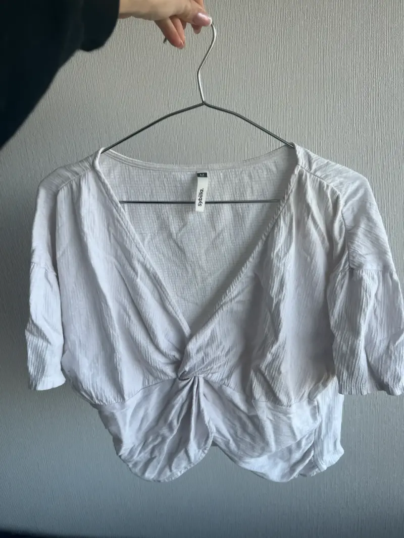 Blusa blanca con escote en V - 1