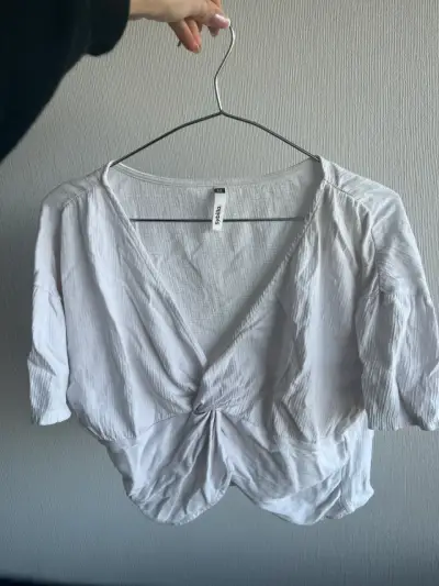 Blusa blanca con escote en V - miniatura 1