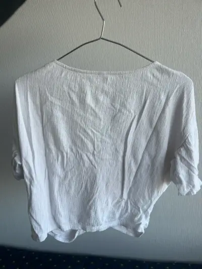 Blusa blanca con escote en V - miniatura 2