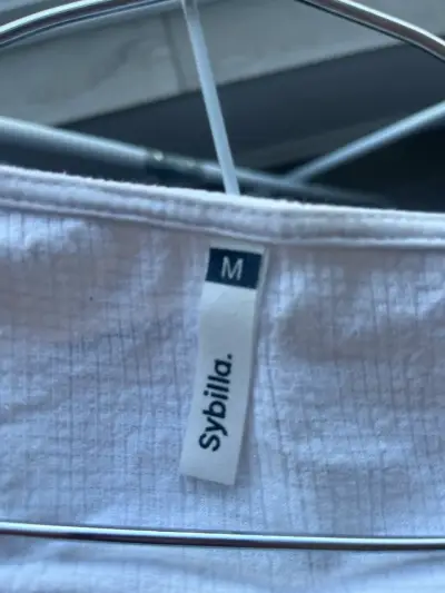 Blusa blanca con escote en V - miniatura 3
