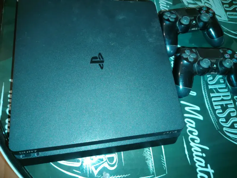 Consola PlayStation 4 con controles - 1