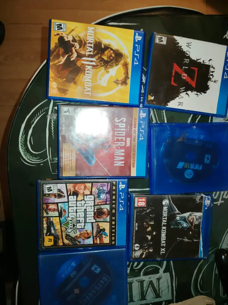 Consola PlayStation 4 con controles - 2