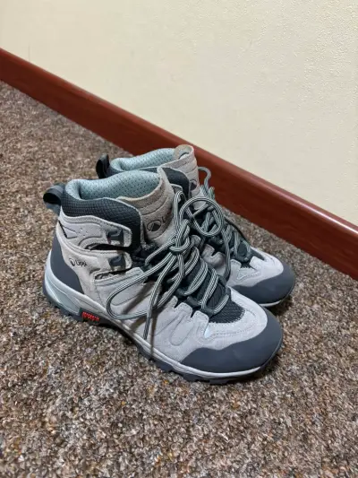 Zapatillas outdoor gris y negro - miniatura 2