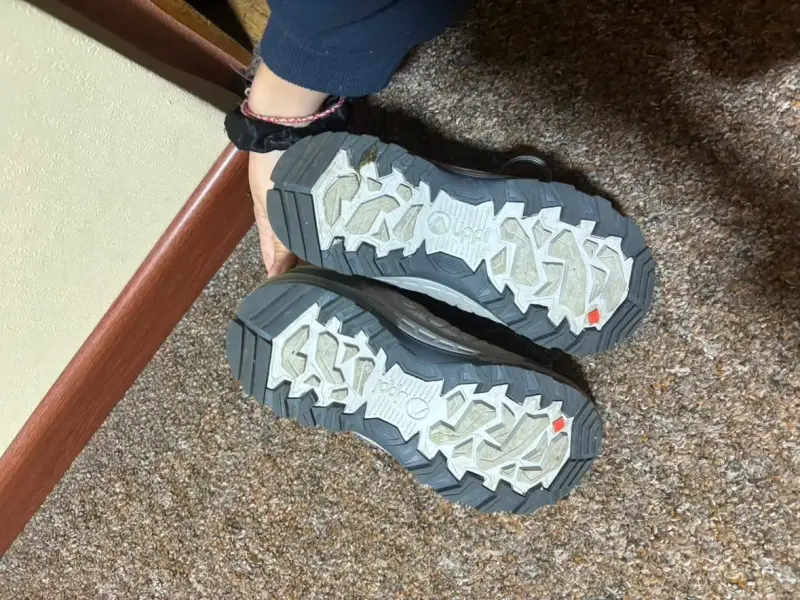 Zapatillas outdoor gris y negro - 3