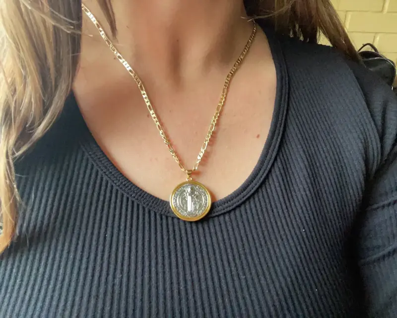 Collar dorado con medalla