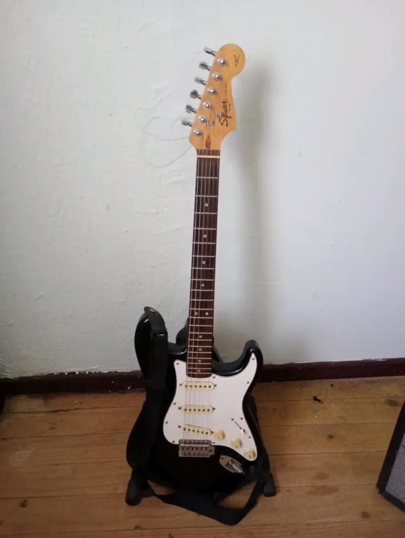 Guitarra eléctrica Squier Stratocaster negra - 1