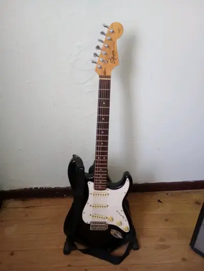 Guitarra eléctrica Squier Stratocaster negra - miniatura 1