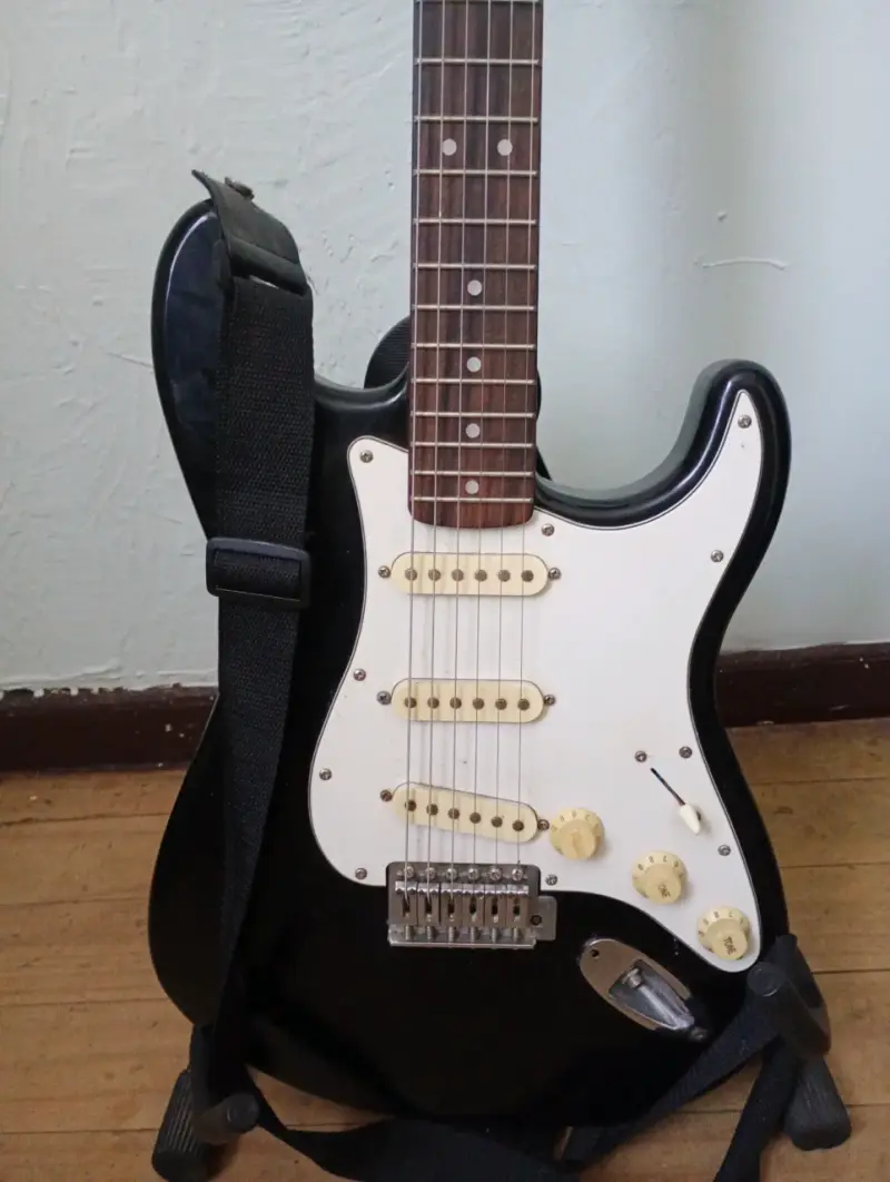 Guitarra eléctrica Squier Stratocaster negra - 2