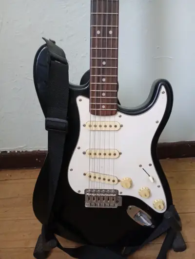 Guitarra eléctrica Squier Stratocaster negra - miniatura 2