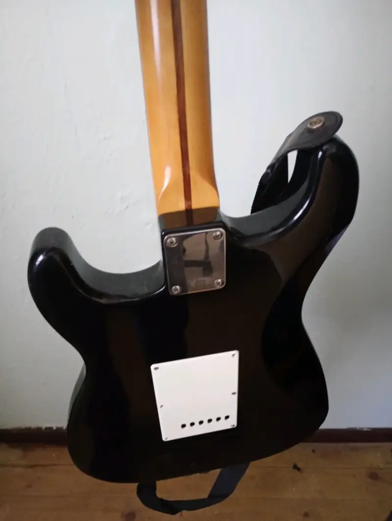 Guitarra eléctrica Squier Stratocaster negra - 3
