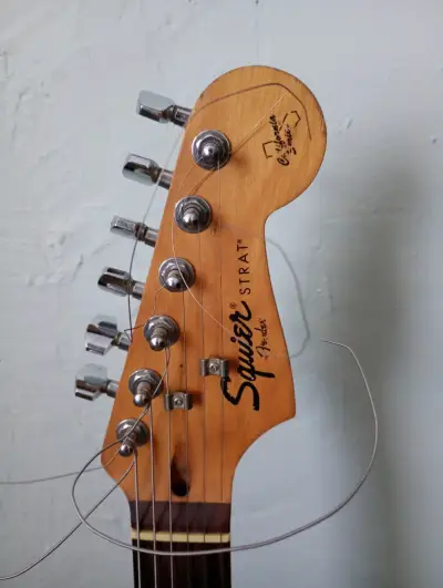 Guitarra eléctrica Squier Stratocaster negra - miniatura 4