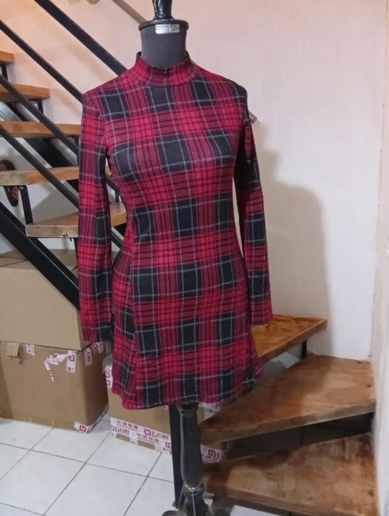 Vestido a cuadros rojo y negro