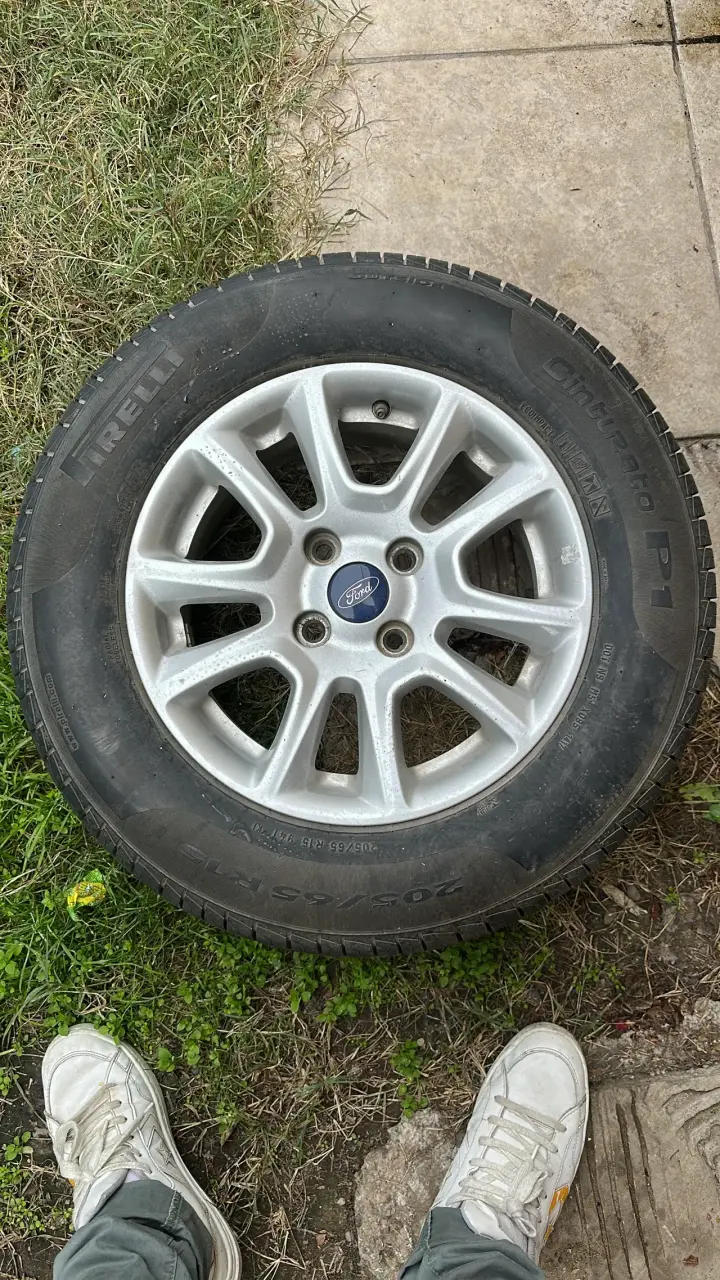 Rueda Ford eco sport con llanta Pirelli - 1